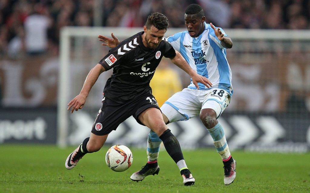 FC St. Pauli gegen den TSV 1860 München am Millerntor in Hamburg. Enis Alushi gegen Romalu Lacazette am 29.04.2016 in der 2.Bundesliga