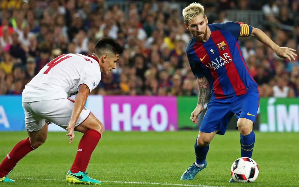 Sevillas Matias Kranevitter versucht, Barcelonas Lionel Messi zu stoppen.