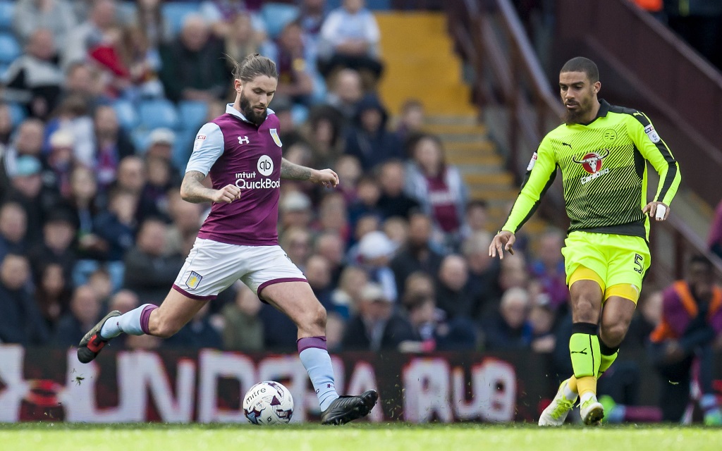 Henry Lansbury von Aston Villa beim Schuss im Ligaspiel gegen den FC Reading in der Saison 2016/17.