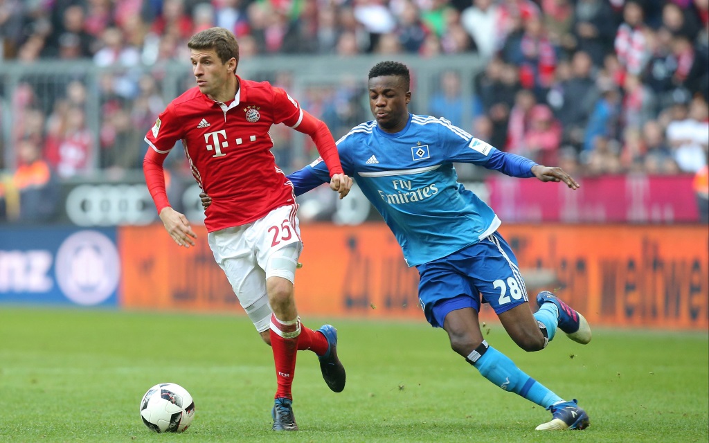 Thomas Müller im Laufduell mit Gideon Jung Saison 2016/17.