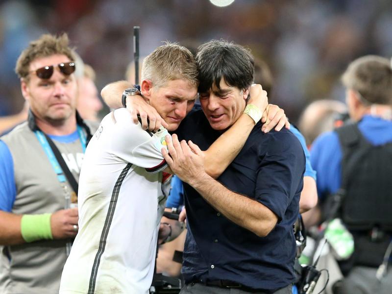 Bastian Schweinsteiger und Bundestrainer Joachim Löw nach dem Gewinn der WM 2014