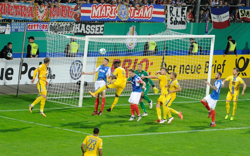 Kopfballchance von Marvin Duksch im Pokalspiel Holstein Kiel - Eintracht Braunschweig.