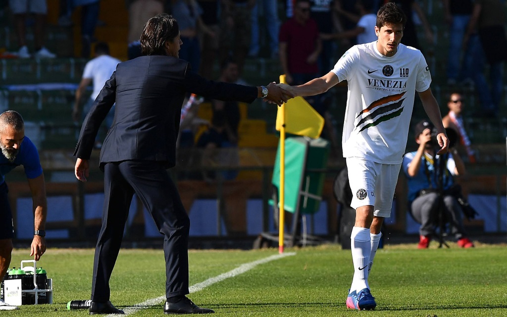 Filippo Inzaghi klatscht Stefano Moreo ab im Spiel Ternana - Venedig.