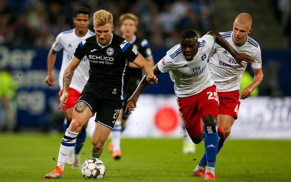 Andreas Voglsammer (Arminia Bielefeld, 21), Orel Mangala (Hamburger SV, 25), Rick van Drongelen (Hamburger SV, 4) am 3. Spieltag der Saison 2018/19 HSV - Arminia.