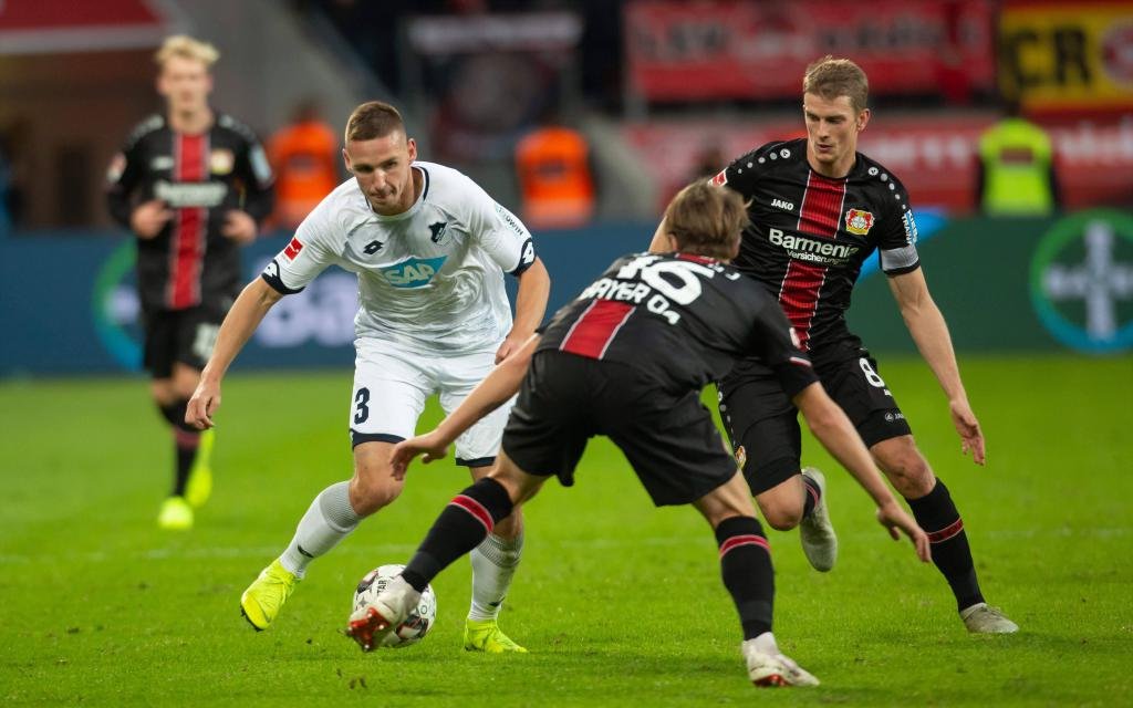 Leverkusen, Germany 03.11.2018, 1. Bundesliga 10. Spieltag, Bayer 04 Leverkusen - TSG 1899 Hoffenheim, Pavel Kaderabek (TSG), Lars Bender (B04) im Zweikampf