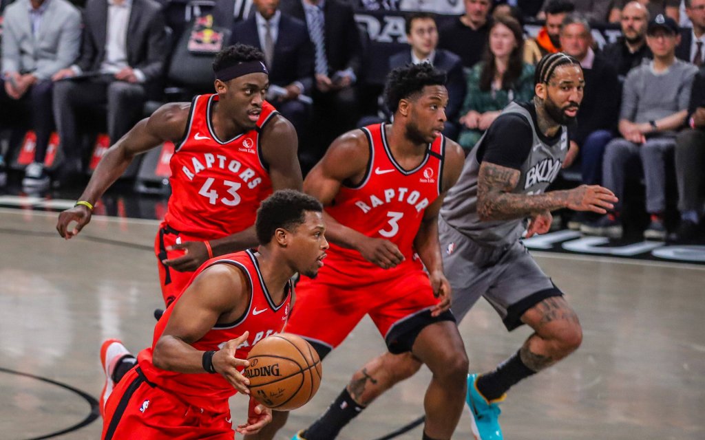 Der Anführer der Raptors, Spielmacher Lowry (2.v.l.) beim Ballvortrag zusammen mit seinen Teamkollegen Siakam (l.) und Anunoby (2.v.r.)